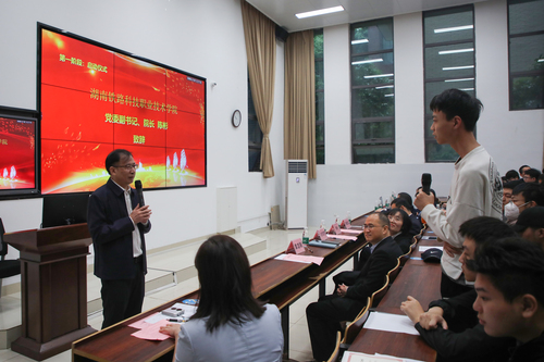 学校校长陈彬与学生现场互动照片 学校校长陈彬与学生现场互动照片