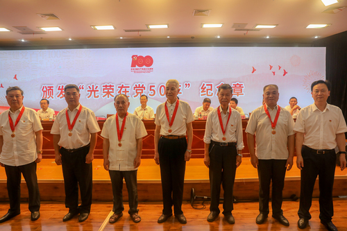 18刘书记和五十年老党员合照 18刘书记和五十年老党员合照