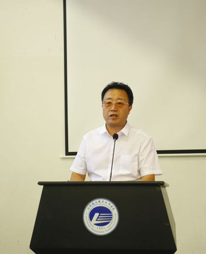 湖南铁道职业技术学院党委书记钟建宁作表态发言