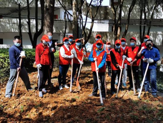 支部党员教师参加志愿服务活动。 支部党员教师参加志愿服务活动。