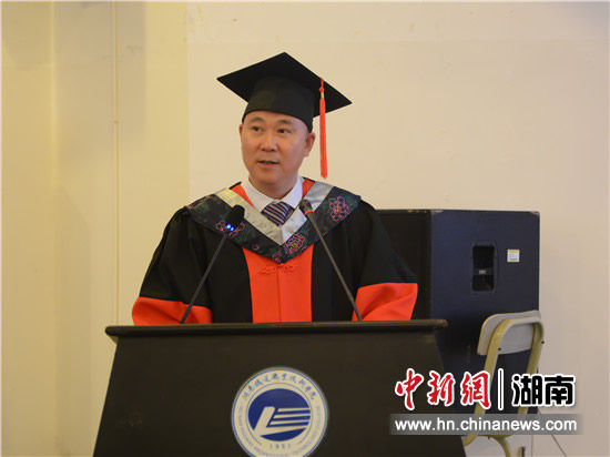 校长方小斌为毕业生上“最后一课”。