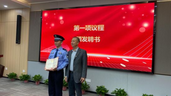 株洲市经开区公安分局党委副书记、常务副局长雷明德受聘为学校法治副校长。 株洲市经开区公安分局党委副书记、常务副局长雷明德受聘为学校法治副校长。