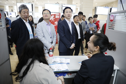 学院党委书记刘剑飞、院长戴联华等院领导来到招聘会现场指导 学院党委书记刘剑飞、院长戴联华等院领导来到招聘会现场指导
