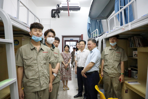 1 刘剑飞进学生宿舍询问学生情况 1 刘剑飞进学生宿舍询问学生情况