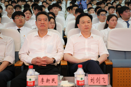 学校党委书记刘剑飞,中国铁路广州局集团有限公司原党委副书记、关工委常务副主任李新民出席“青年荟·奋进行”劳模工匠进校园活动 学校党委书记刘剑飞,中国铁路广州局集团有限公司原党委副书记、关工委常务副主任李新民出席“青年荟·奋进行”劳模工匠进校园活动
