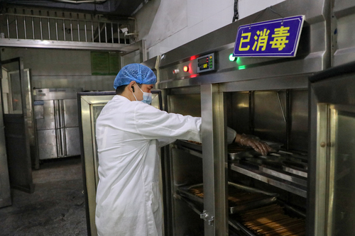 餐厅人员消毒餐具 (2)