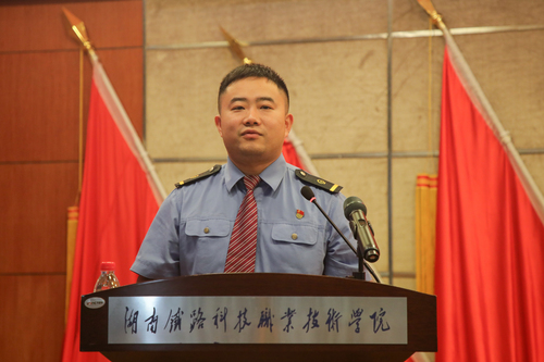 7.广铁集团广州南站技术员 丁非 讲话特写 7.广铁集团广州南站技术员 丁非 讲话特写