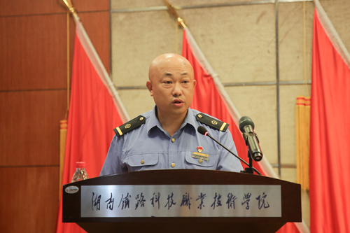 6.广铁集团海口综合维修段信号工 高级技师 王笑冰 讲话特写 6.广铁集团海口综合维修段信号工 高级技师 王笑冰 讲话特写