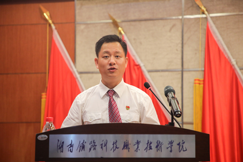 3.广铁集团汕头机务段检修车间工长 茹德玖 讲话特写 3.广铁集团汕头机务段检修车间工长 茹德玖 讲话特写