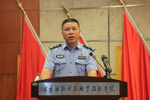 5.南昌铁路公安局福州公安处福州车站派出所副所长 杨仁德 讲话特写 5.南昌铁路公安局福州公安处福州车站派出所副所长 杨仁德 讲话特写