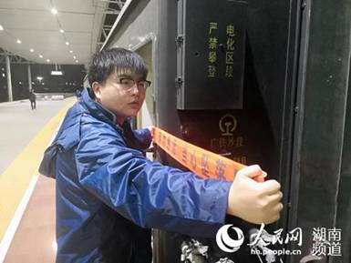 毛越在车厢连接处悬挂安全警示带