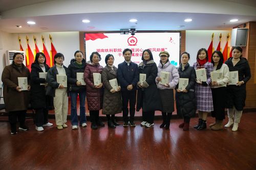 学校纪委向参会家庭赠送家风教育书籍 学校纪委向参会家庭赠送家风教育书籍