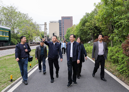 参观轨道交通国际共享实训基地 参观轨道交通国际共享实训基地