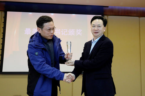学院党委书记刘剑飞（右）为最美学工书记颁奖