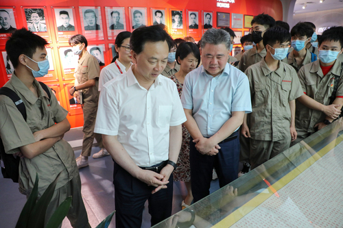 a 刘剑飞携学生参观中车株机展示馆 (1) a 刘剑飞携学生参观中车株机展示馆 (1)