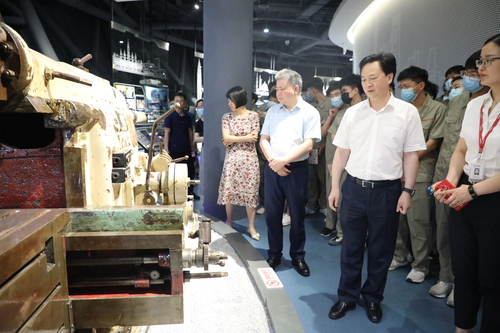 a 刘剑飞携学生参观中车株机展示馆 (7) a 刘剑飞携学生参观中车株机展示馆 (7)