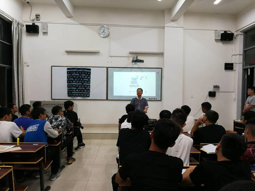 学院院长戴联华以班主任身份参加新生第一次班会 学院院长戴联华以班主任身份参加新生第一次班会