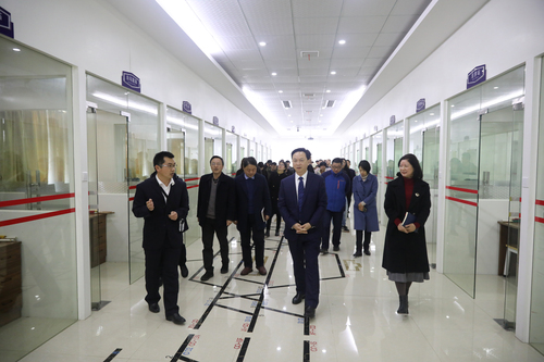 刘书记带队参观四号实训楼2