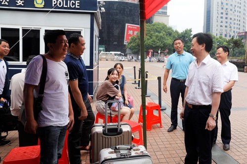 学院党委书记刘剑飞、院长戴联华等院领导在火车站迎新点看望新生和家长 学院党委书记刘剑飞、院长戴联华等院领导在火车站迎新点看望新生和家长