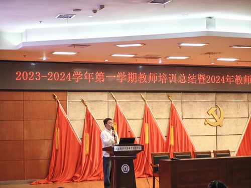张琰老师代表新进教师讲话 张琰老师代表新进教师讲话