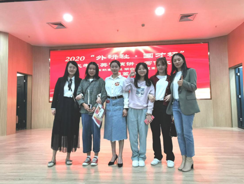 指导老师和选手比赛现场合影 指导老师和选手比赛现场合影