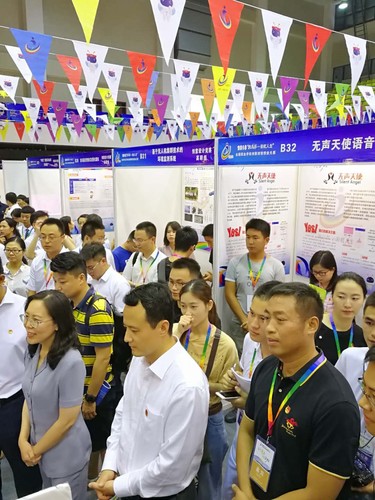 江苏省副省长陈星莺(左一)、共青团江苏省委书记王伟(左二)观摩项目 江苏省副省长陈星莺(左一)、共青团江苏省委书记王伟(左二)观摩项目