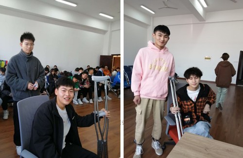 学生带伤参加普通话测试 学生带伤参加普通话测试