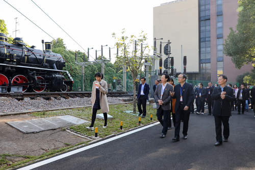参观实训基地 (2) 参观实训基地 (2)
