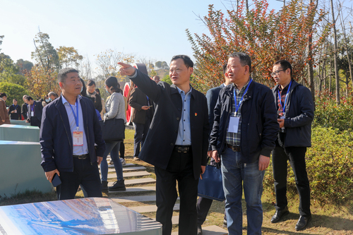 参观党建广场(4) 参观党建广场(4)