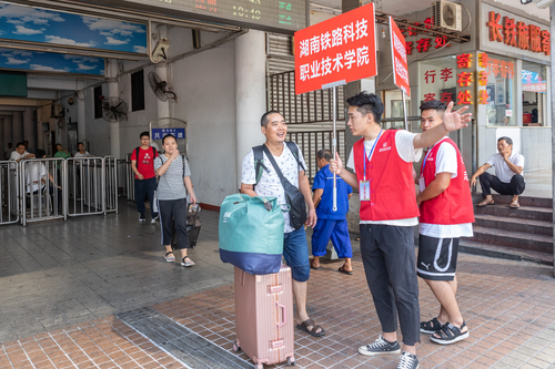 志愿者接待新生和家长 志愿者接待新生和家长