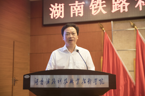 学院党委书记刘剑飞发表题为《以奋斗铸就青春底色》的讲话 学院党委书记刘剑飞发表题为《以奋斗铸就青春底色》的讲话