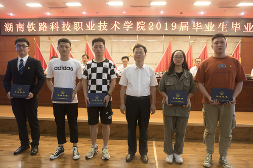 学院院长戴联华与优秀毕业生合影 学院院长戴联华与优秀毕业生合影