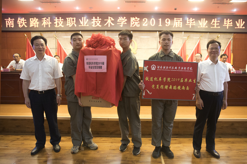 毕业生向母校赠送纪念品 毕业生向母校赠送纪念品