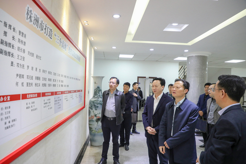 株洲市人大常委副主任刘剑飞带我校领导班子参观“三个高地”指挥部 (1) 株洲市人大常委副主任刘剑飞带我校领导班子参观“三个高地”指挥部 (1)