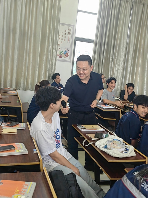 课堂上师生互动气氛热烈2 课堂上师生互动气氛热烈2