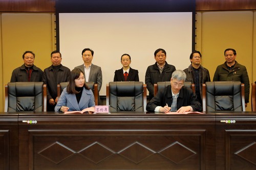 签订湖南“一家一”助学就业·同心温暖工程“民盟·同心班”协议书 签订湖南“一家一”助学就业·同心温暖工程“民盟·同心班”协议书