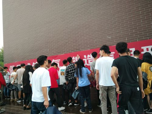 学生进行“倡导诚信风气 塑造信用形象”签名活动 学生进行“倡导诚信风气 塑造信用形象”签名活动