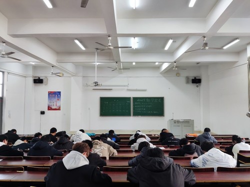 数学竞赛比赛现场（第一场）