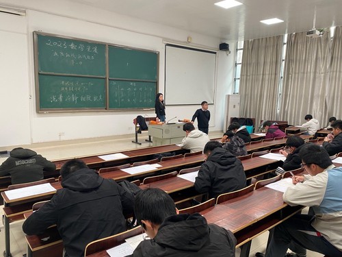 数学竞赛比赛现场