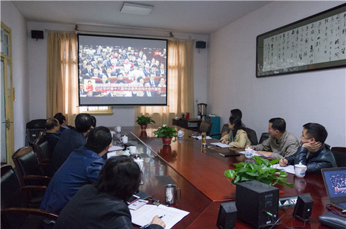 学校党委理论学习中心组成员集中收看十九大开幕盛况 学校党委理论学习中心组成员集中收看十九大开幕盛况