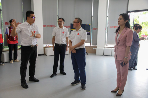 参观学校红十字示范中心