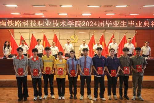 5.学校2024届优秀毕业生代表合照 5.学校2024届优秀毕业生代表合照