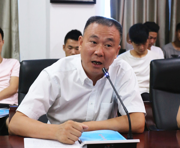 校长方小斌做动员讲话_副本