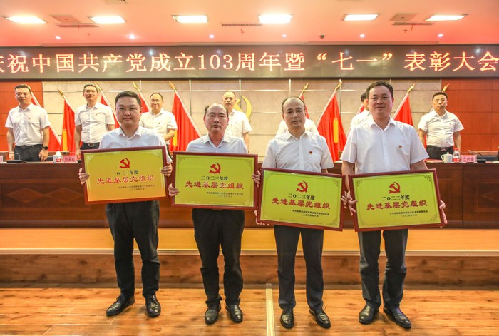 丛府书记在大会现场接受颁奖 丛府书记在大会现场接受颁奖