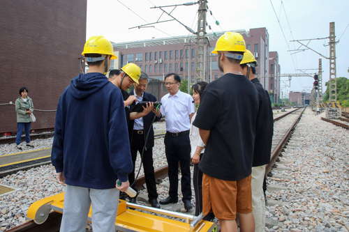 与学生交流 与学生交流