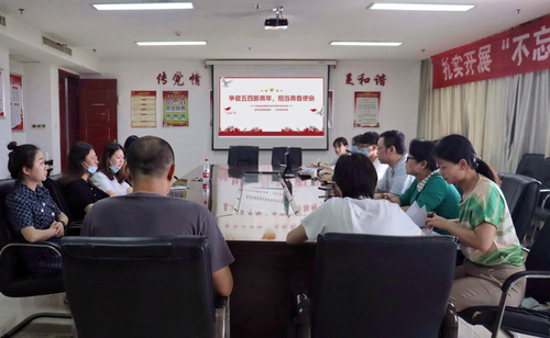 全体师生党员聚精会神学习“五四精神” 全体师生党员聚精会神学习“五四精神”