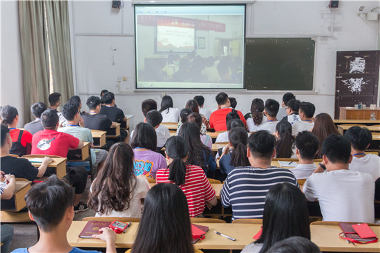 部分学生在教室听课 部分学生在教室听课