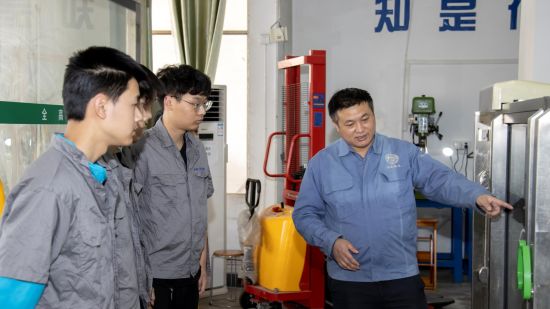 “全国高校黄大年式教师团队”负责人、学校控制学院院长段树华教授(右一)在指导学生 “全国高校黄大年式教师团队”负责人、学校控制学院院长段树华教授(右一)在指导学生
