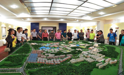 图1:参观湘大校史馆 图1:参观湘大校史馆