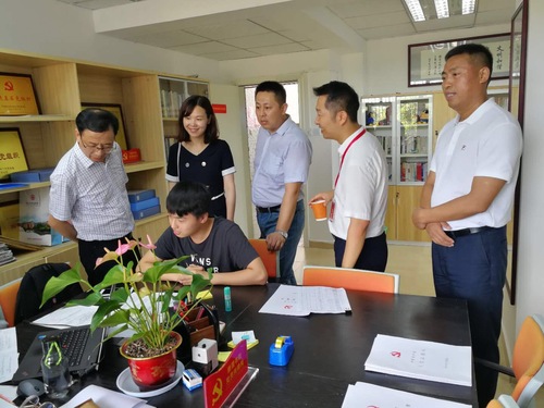 陈彬一行看望了学院赴深圳职院交流学习的辅导员钟振 陈彬一行看望了学院赴深圳职院交流学习的辅导员钟振